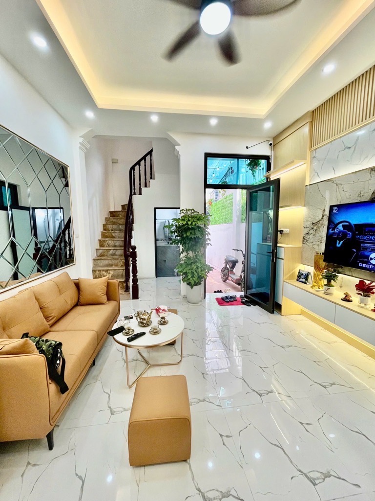 NHÀ ĐÔNG THIÊN XÂY MỚI ,ĐẸP 5 TẦNG 30M CHỈ NHỈNH 5 TỶ.